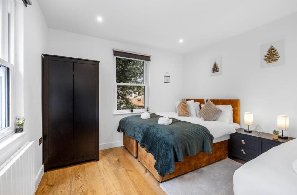 Excellent two bedroom free parking free WiFi Canada Water long stay contractor Apartment in London Borough of Southwark