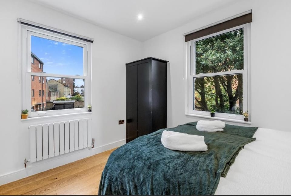 Excellent two bedroom free parking free WiFi Canada Water long stay contractor Apartment in London Borough of Southwark