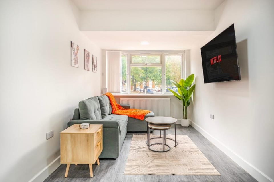 Spacious 5BR 5BA House w Parking in Southall Apartment in Southall