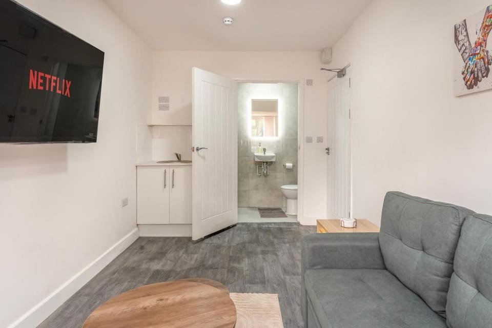 Spacious 5BR 5BA House w Parking in Southall Apartment in Southall