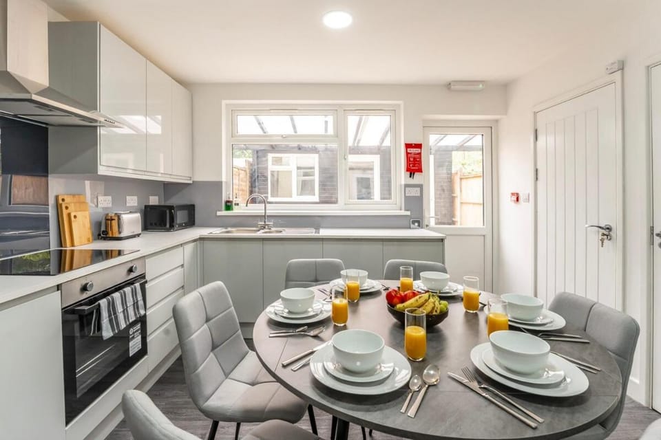 Spacious 5BR 5BA House w Parking in Southall Apartment in Southall