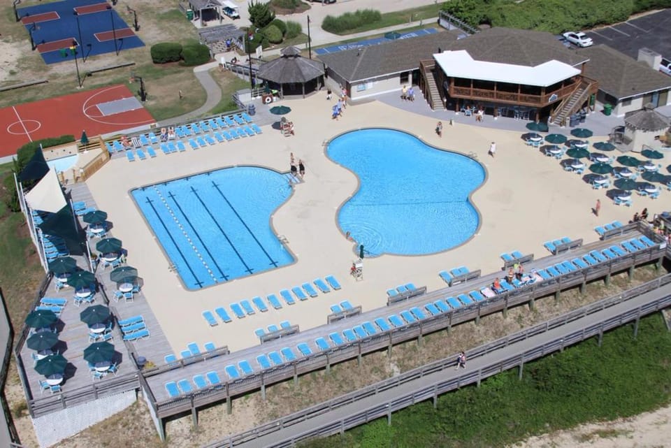 Bird's eye view, Swimming pool
