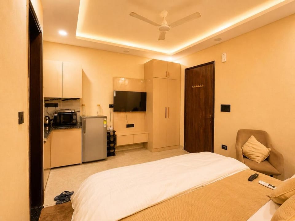 Cozy 1RK,Golf Course Rd,Cyber Hub ,Medanta, with Roof Apartment in Gurugram