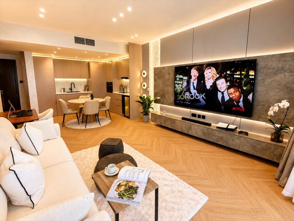 TV and multimedia, Coffee/tea facilities, Kitchen or kitchenette, Living room, Seating area, Dining area