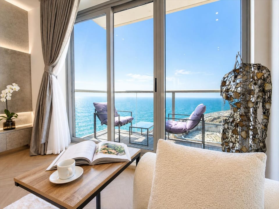 Natural landscape, View (from property/room), Balcony/Terrace, Living room, Seating area, Sea view