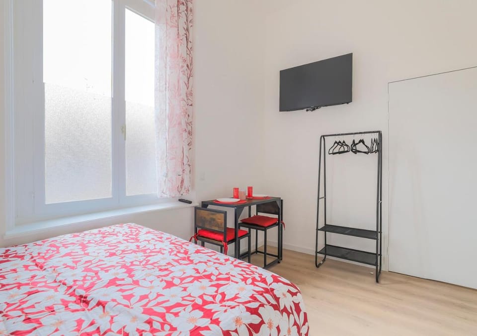 TV and multimedia, Photo of the whole room, Bedroom