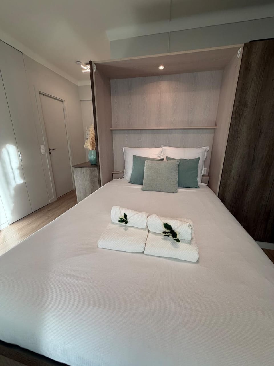 Bed, Photo of the whole room, Bedroom, towels