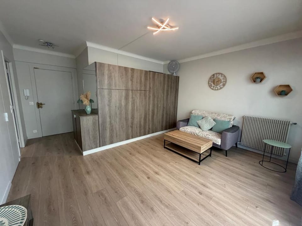 Living room, Photo of the whole room