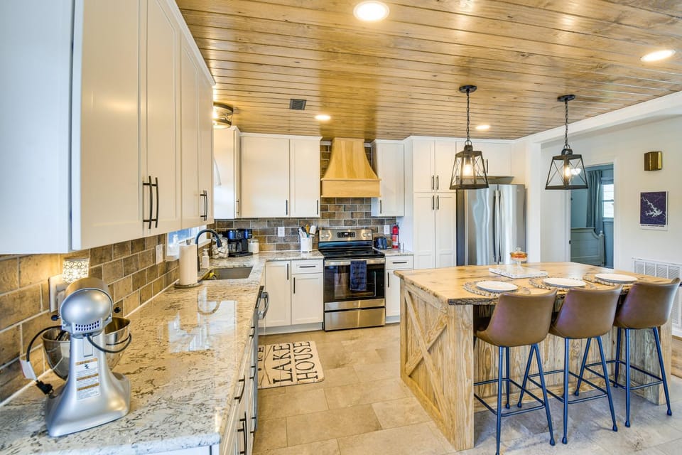Rebel Pointe at SML w/ Fire Pit & Private Dock House in Smith Mountain Lake