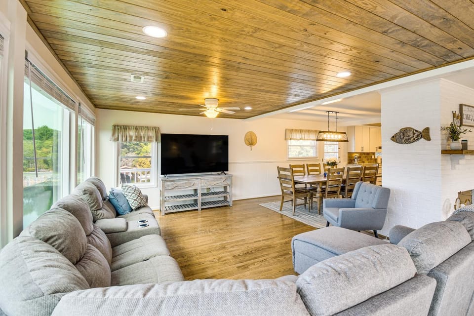 Rebel Pointe at SML w/ Fire Pit & Private Dock House in Smith Mountain Lake