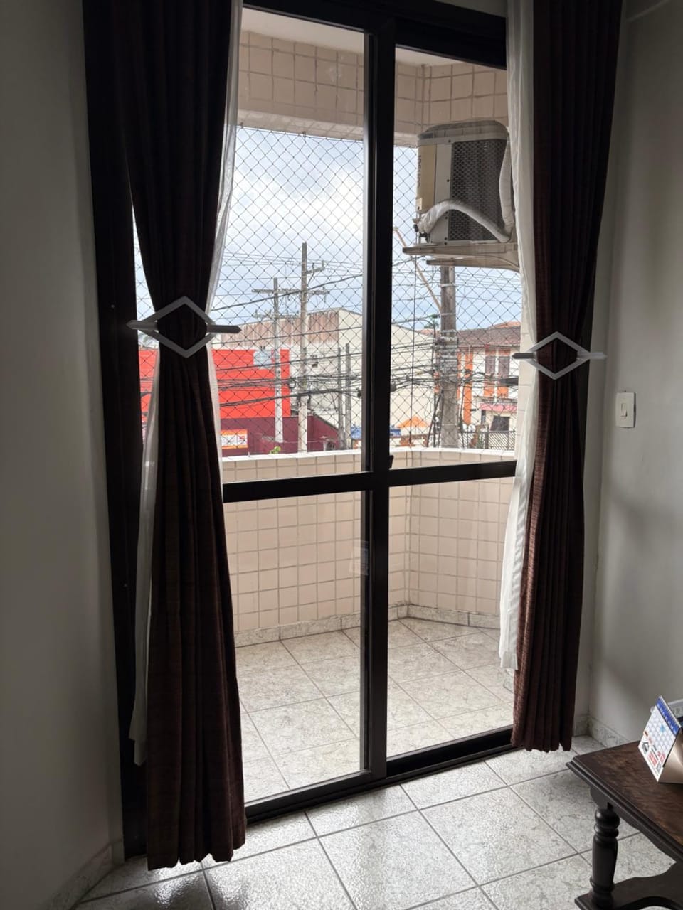 Apartamento completo com sacada próximo à praia Apartment in State of São Paulo