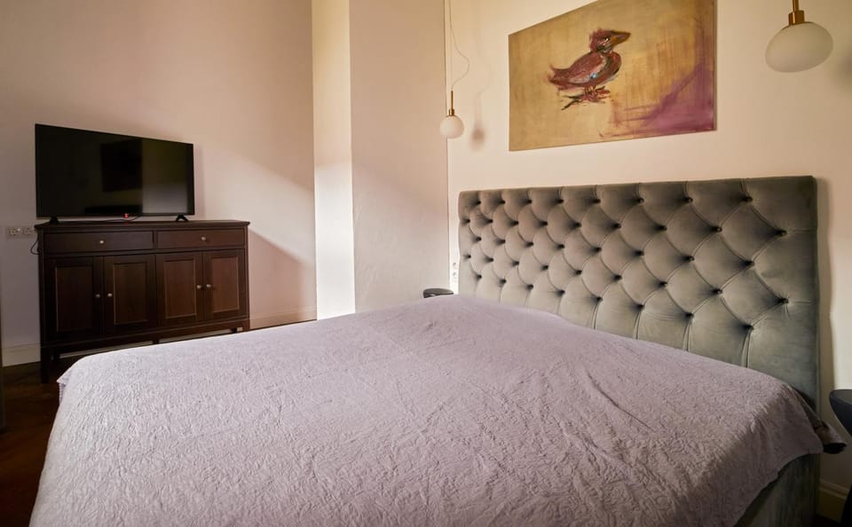 Bed, TV and multimedia, Bedroom