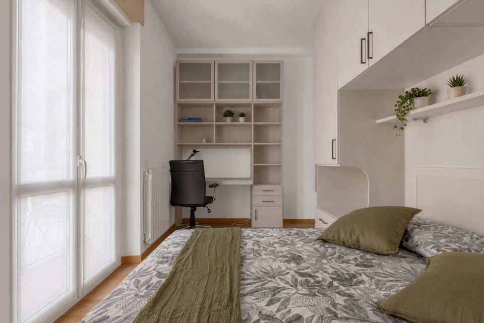 Bed, TV and multimedia, Photo of the whole room, Seating area, Bedroom