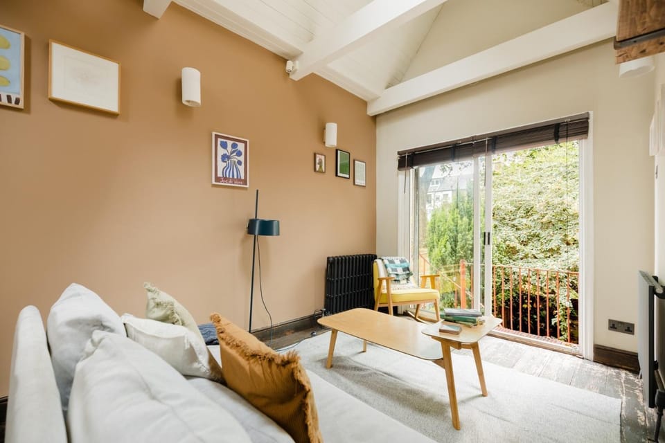 Sublime 1BDR Coach House Conversion in Hackney Apartment in London Borough of Hackney