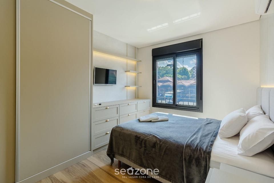 Bed, TV and multimedia, Bedroom, City view