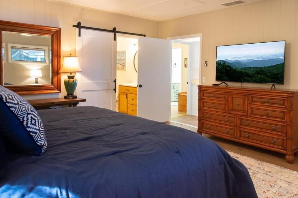 Bed, TV and multimedia, Bedroom