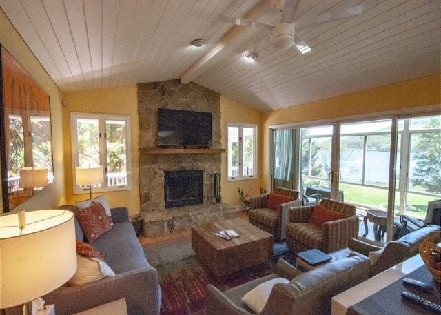 TV and multimedia, Living room, Lake view, fireplace
