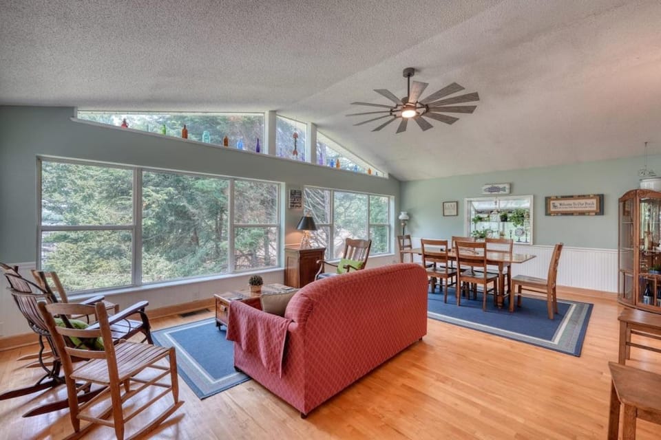 Seating area, Dining area