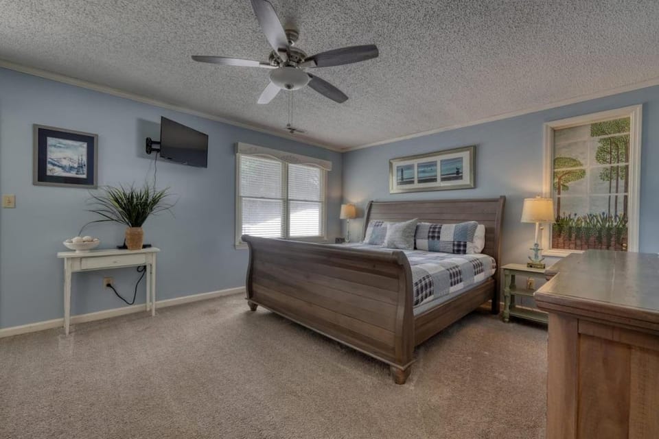 Bed, TV and multimedia, Bedroom