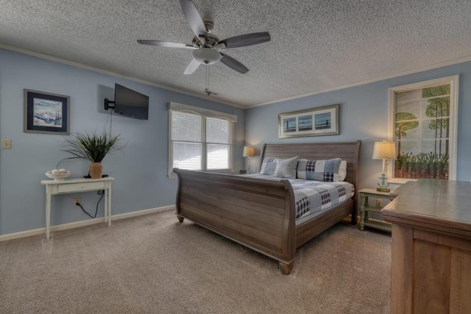 Bed, TV and multimedia, Bedroom