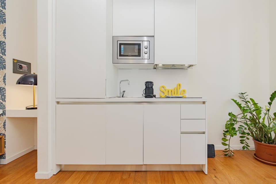 Kitchen or kitchenette, minibar