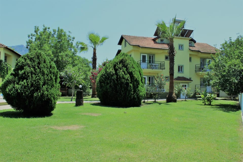 Property building, Spring, Day, Natural landscape, Garden, Garden view