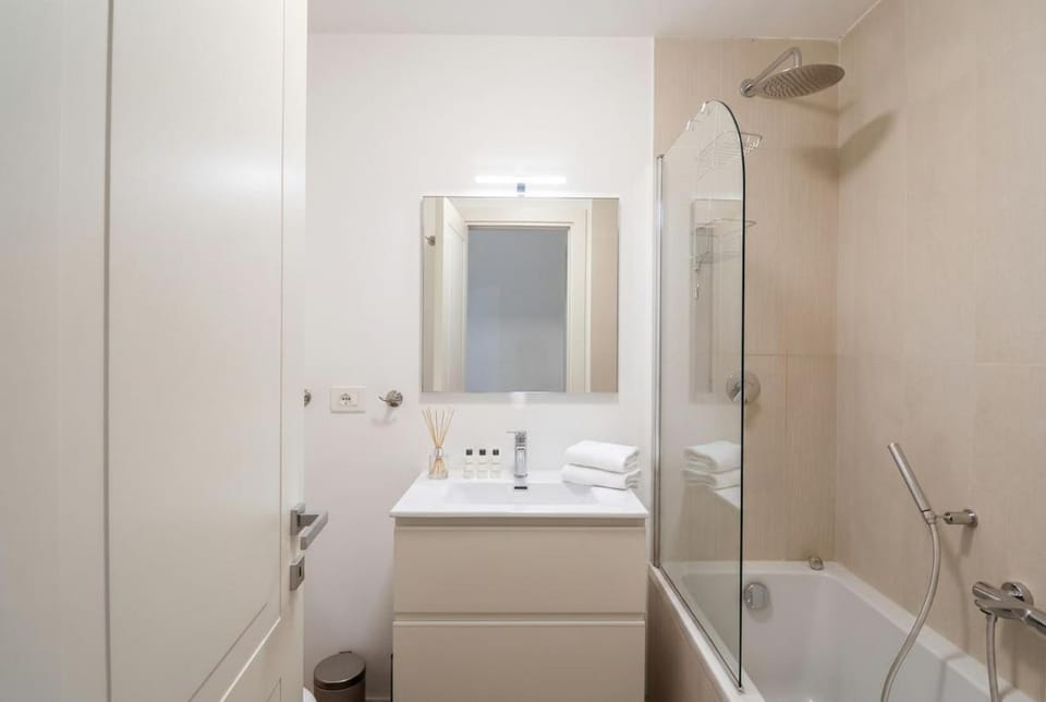Near Tiber Deluxe 2 Suite Home - Near Centre & Tiber, Wifi & AC Apartment in Rome