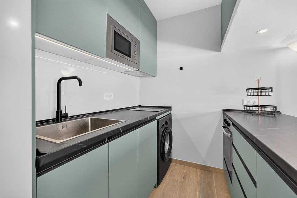 Kitchen or kitchenette, dishwasher, stove
