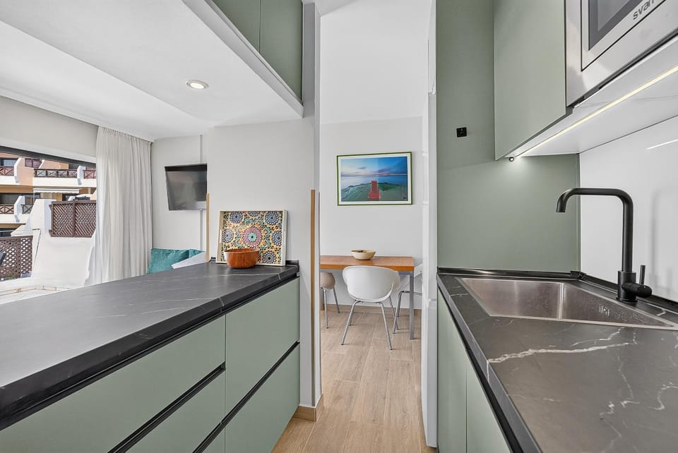 Kitchen or kitchenette, dishwasher, stove