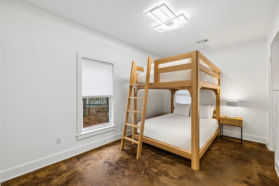 Bedroom, bunk bed