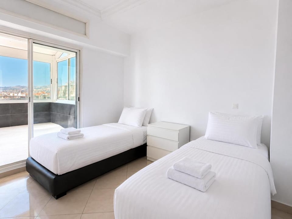 Corniche Ocean View appartement - premium and location-focused - Piscine & Wifi & Parking & AC Apartment in Tangier