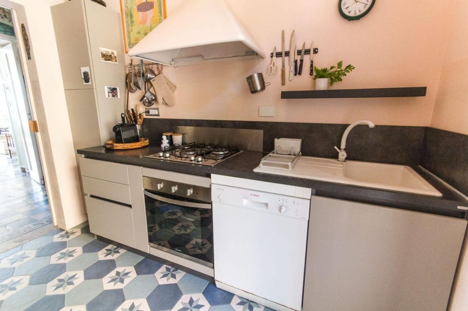 Kitchen or kitchenette, dishwasher, oven