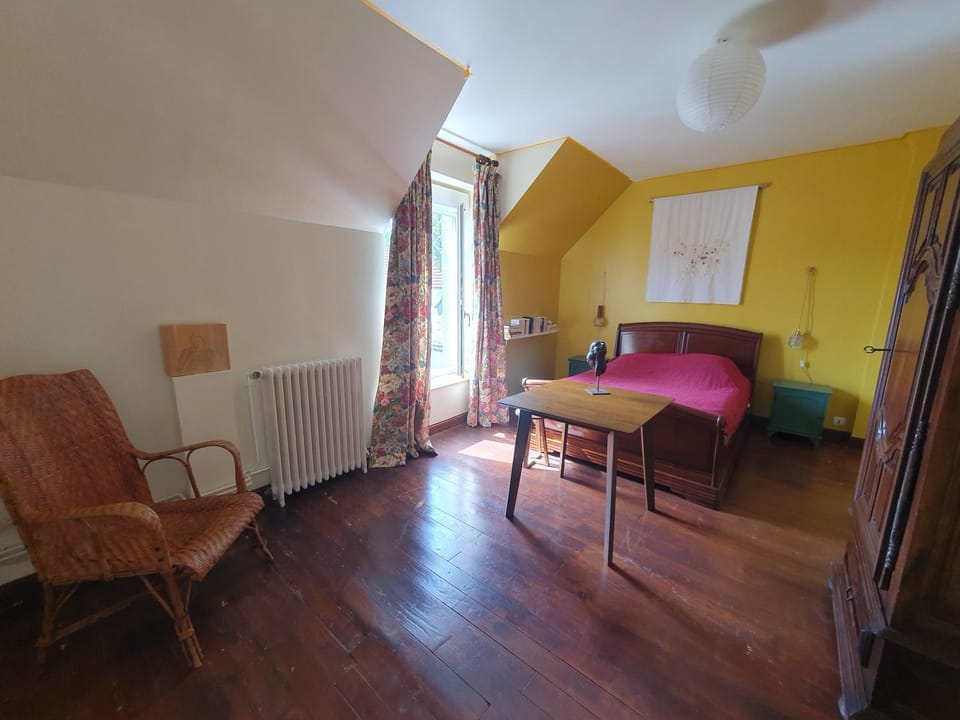 Photo of the whole room, Seating area
