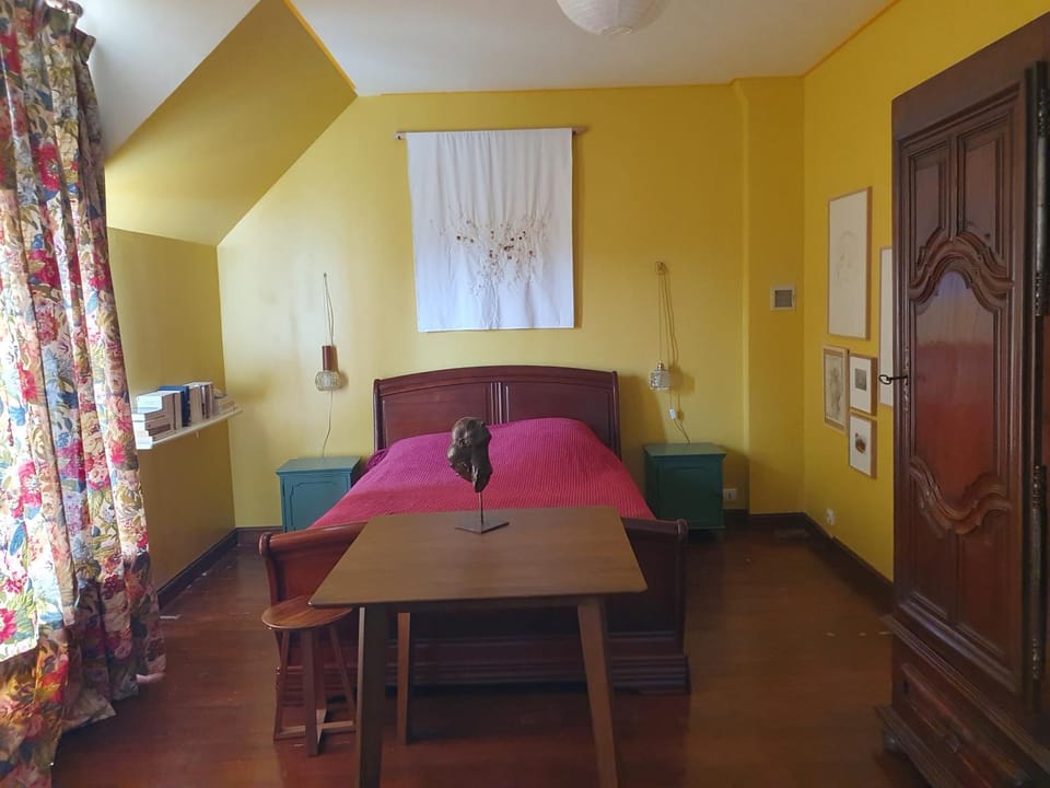 Photo of the whole room, Seating area
