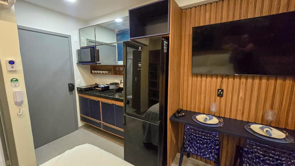 Kitchen or kitchenette, Dining area, minibar, oven, stove