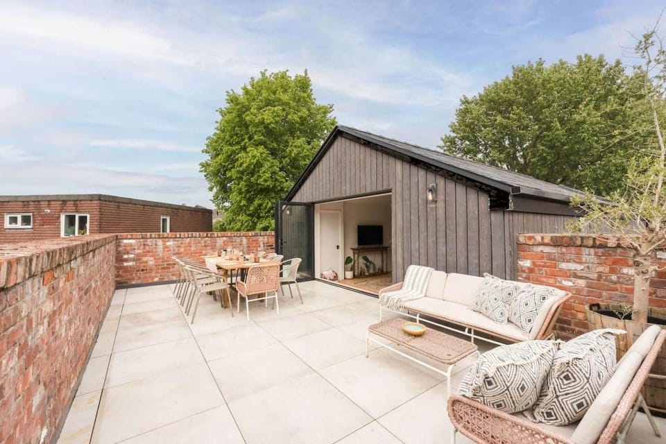 Luxury Barnhouse, Rooftop, 5 Ensuites, Manchester House in Stretford