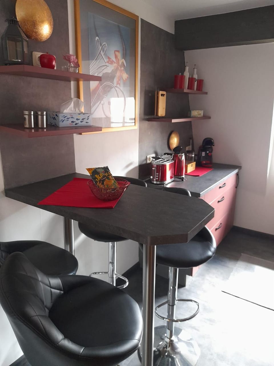 Coffee/tea facilities, Kitchen or kitchenette, Dining area