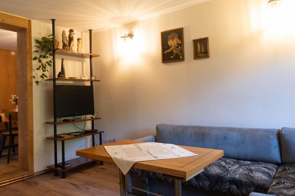 Communal lounge/ TV room, TV and multimedia, Living room, Seating area