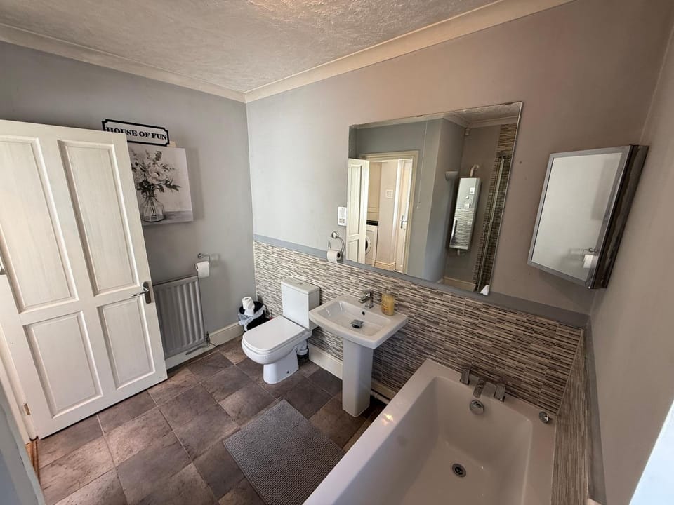 Shower, Toilet, Bathroom, Bath, towels