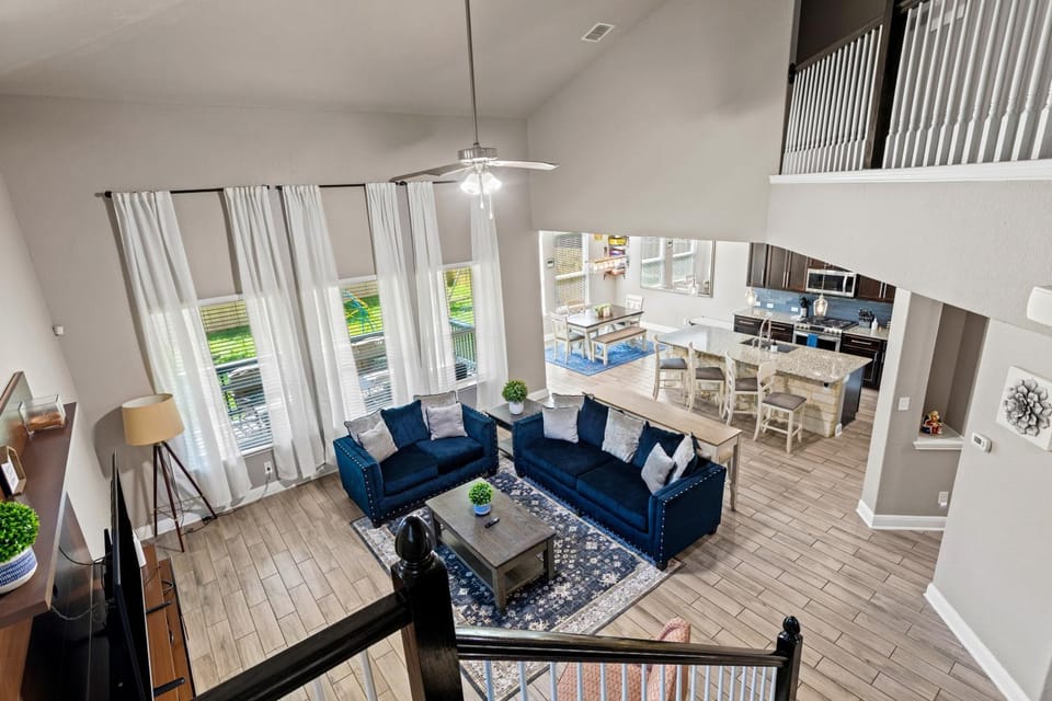 Family Luxury Retreat Near Sea World with King Bed House in San Antonio