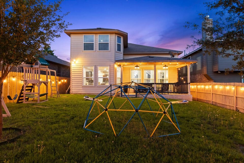 Family Luxury Retreat Near Sea World with King Bed House in San Antonio