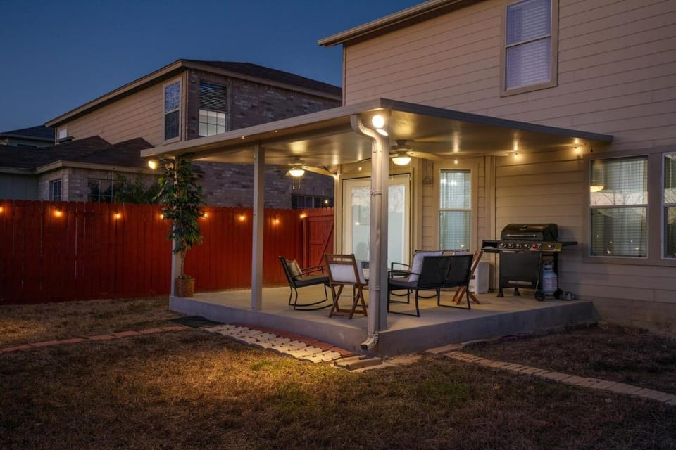 Chic Modern Farmhouse-Sleeps 12- Near Randolph AFB House in San Antonio