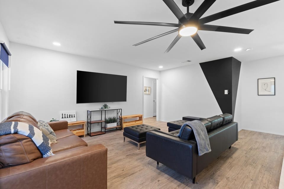 Pool, Putt-Putt, Fire Pit, Sleeps 16 House in San Antonio