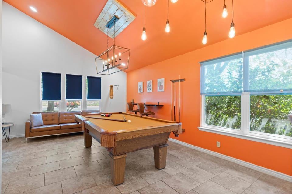 Pool, Putt-Putt, Fire Pit, Sleeps 16 House in San Antonio