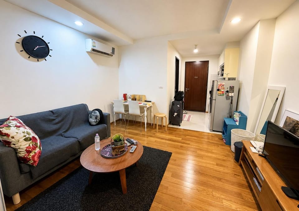 TV and multimedia, Living room, Seating area, Dining area, air conditioner