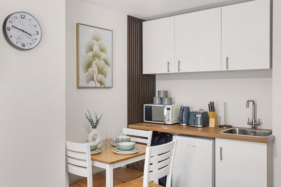 Coffee/tea facilities, Kitchen or kitchenette, Dining area, microwave, toaster