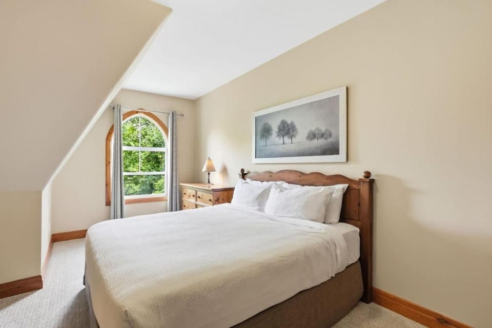 215 Snowbridge House in Grey Highlands
