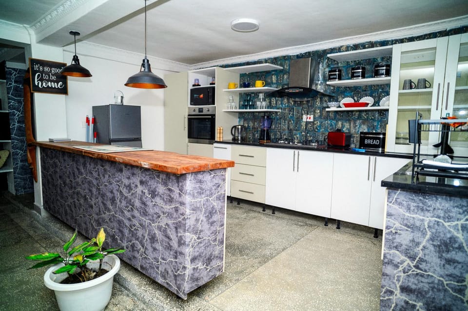 Coffee/tea facilities, Kitchen or kitchenette, minibar, oven, stove
