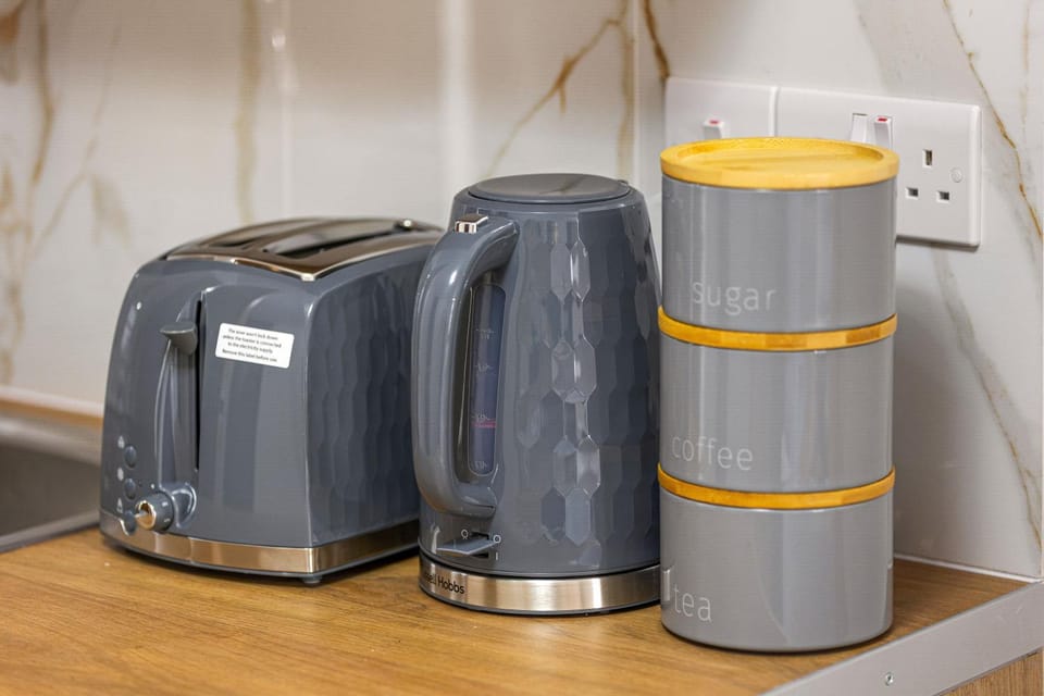 Coffee/tea facilities, toaster
