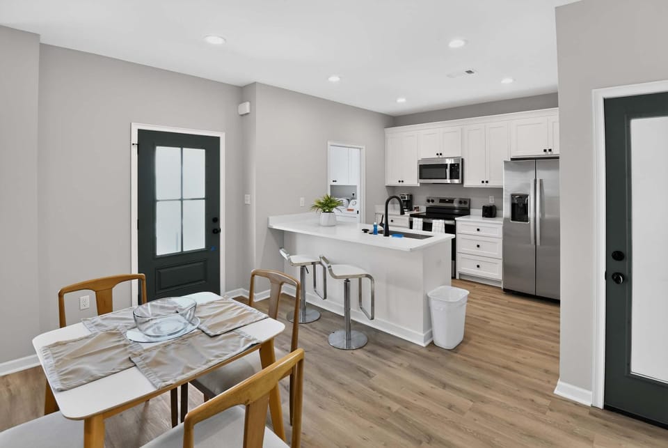 Modern Oxford Group Stays with Garage & Pool Apartment in Oxford